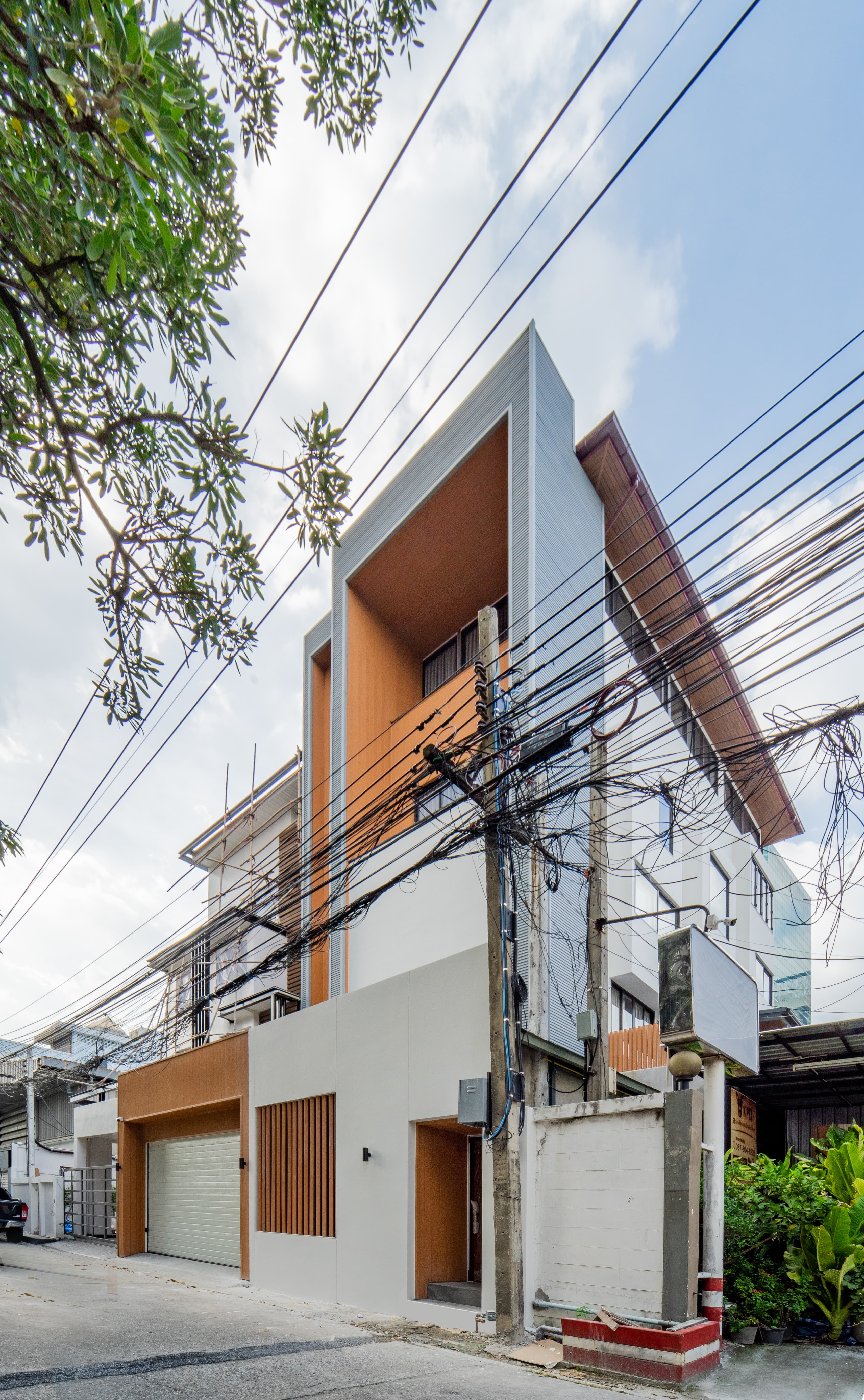 Baan K. Merch — Vertical House Design